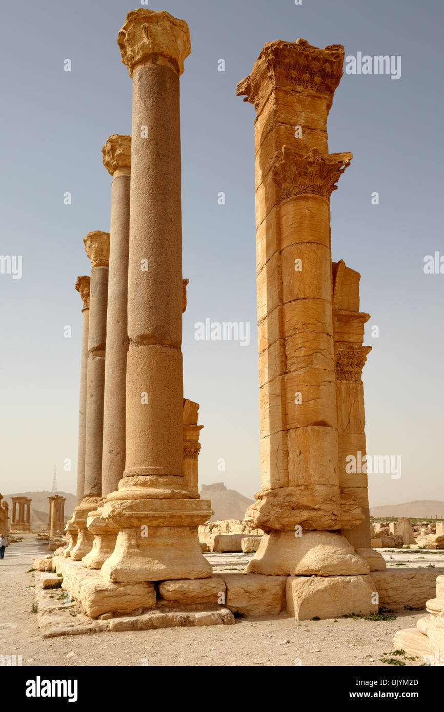 Palmyra Syrie grande colonnade et fort de colline arabe Banque D'Images