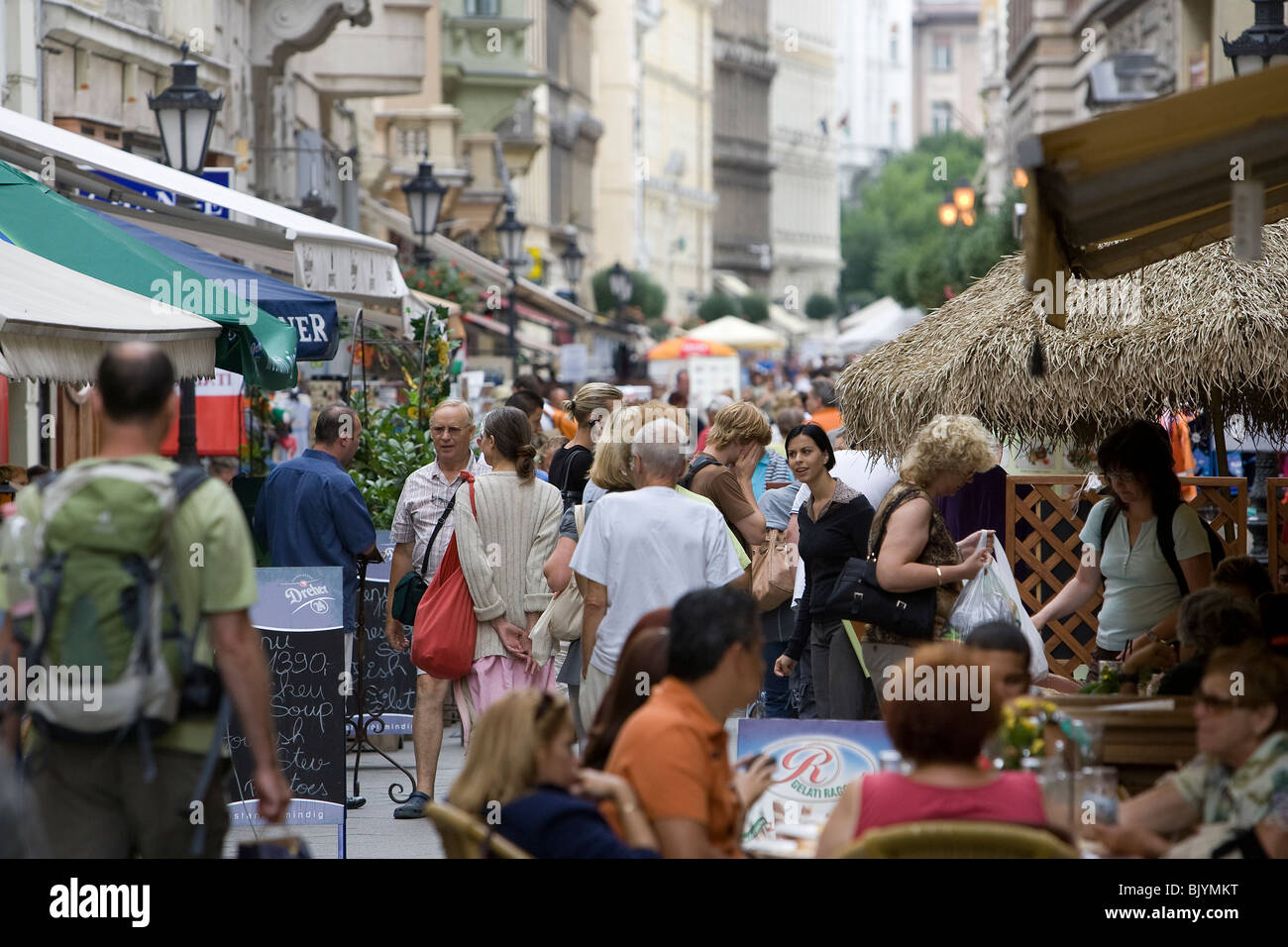 Les foules sur Vorosmarty ter, Budapest, Hongrie Banque D'Images