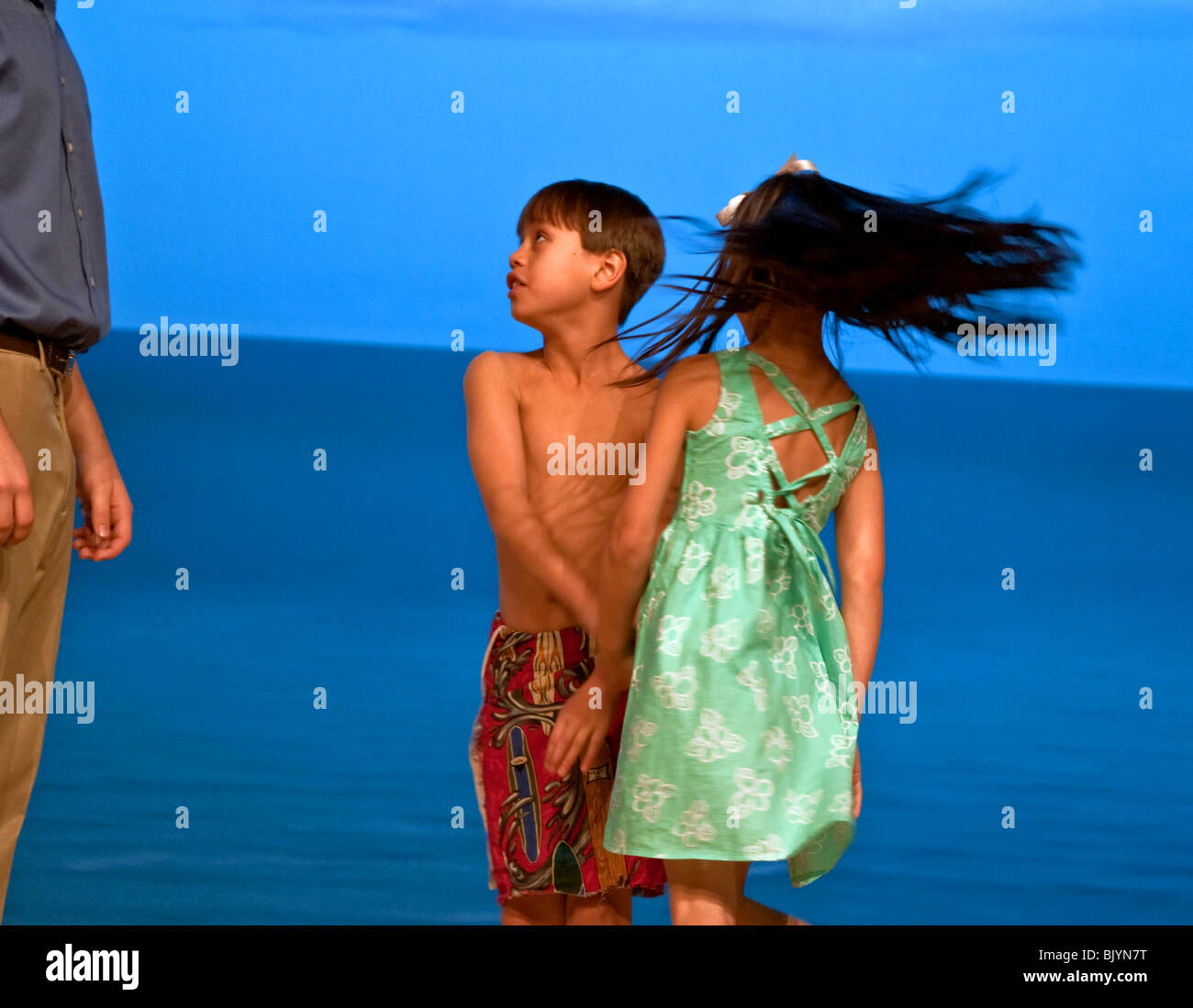 Ces deux enfants à Hawaï sont sur scène pour jouer le Pacifique Sud. Banque D'Images