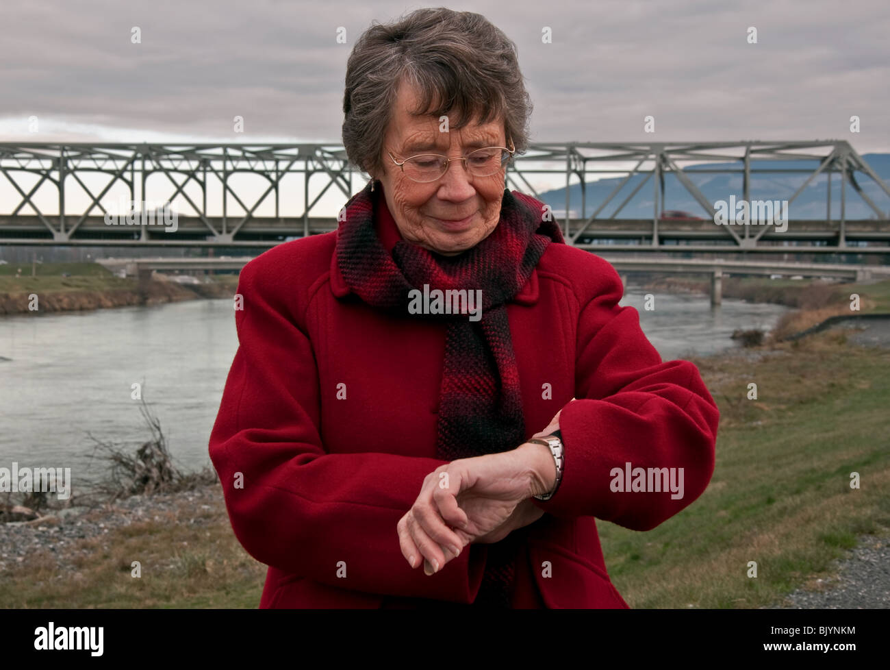 Ce vieux Senior citizen est une femme septuagénaire caucasienne et elle  porte un manteau en laine rouge vif et à l'extérieur, sur l'écharpe Photo  Stock - Alamy