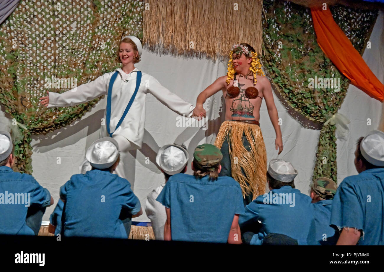 C'est une scène sur scène de la comédie musicale South Pacific dans une scène humoristique de la Marine américaine à regarder une femme de la marine, Banque D'Images