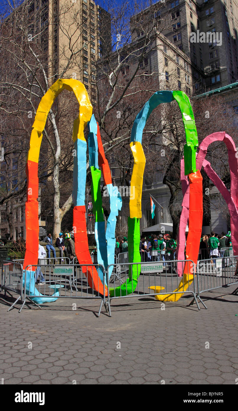 Artiste Franz West's sculpture 'l'Ego et de l'id' sur l'affichage à Central Park South et la 5e Avenue, New York City. Banque D'Images