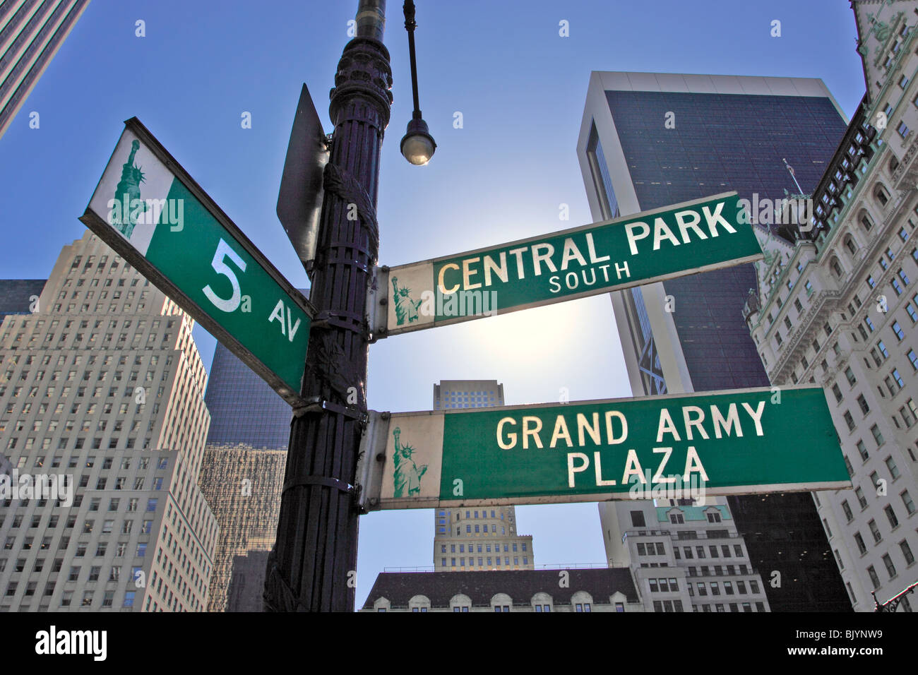 La célèbre intersection de New York City's 5ème Ave.et Central Park South, l'emplacement de Grand Army Plaza et l'Hôtel Plaza. Banque D'Images