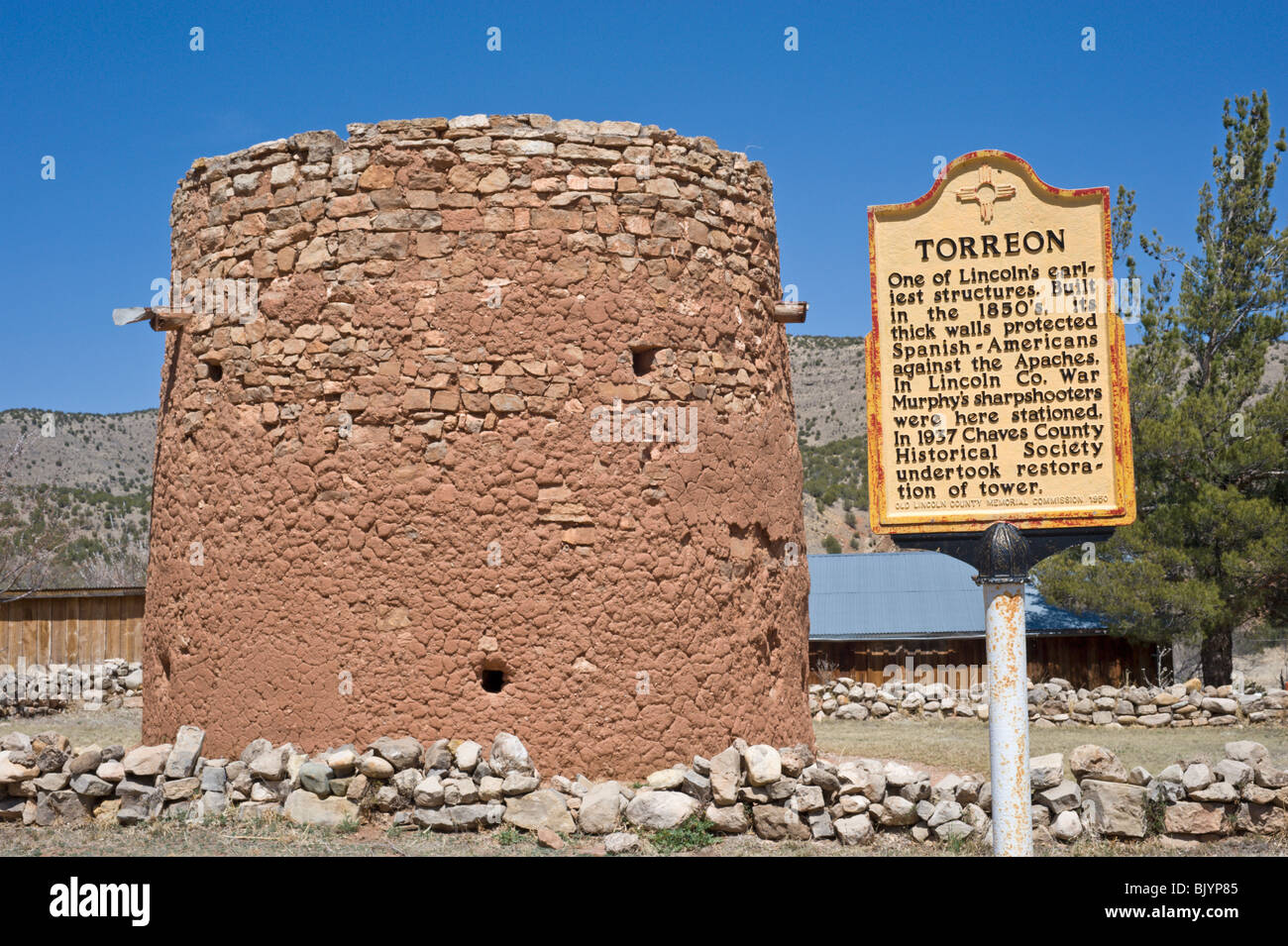 Le torreon adobe est un vestige de la guerre, Lincoln County et Billy the Kid's règne dans l'ouest sauvage Ville de Lincoln, NM. Banque D'Images