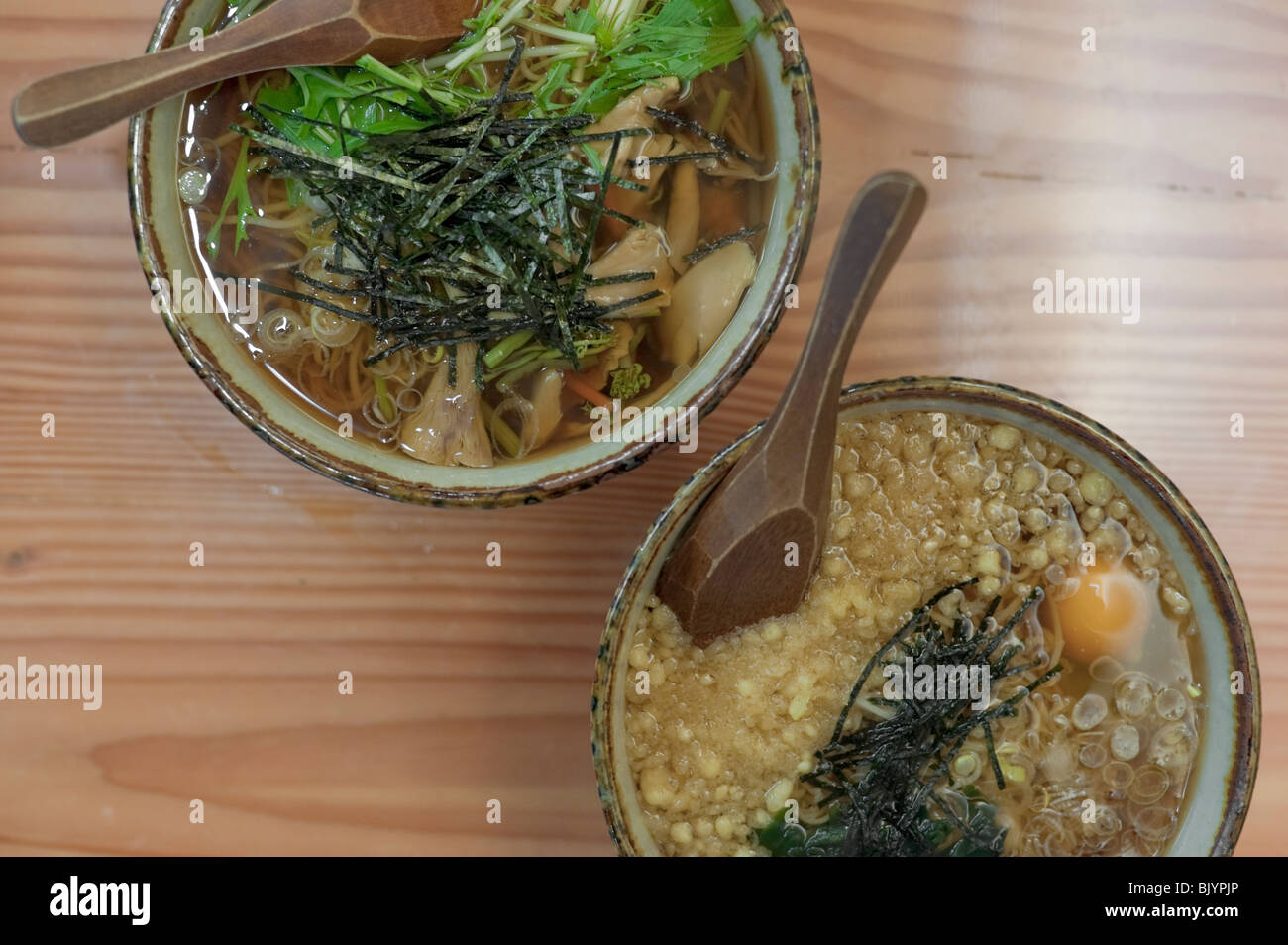 Nouilles Soba en bouillon chaud, garni de sansai (légumes) et la montagne (oeuf et tsukimi tanuki pâte tempura frit). Banque D'Images