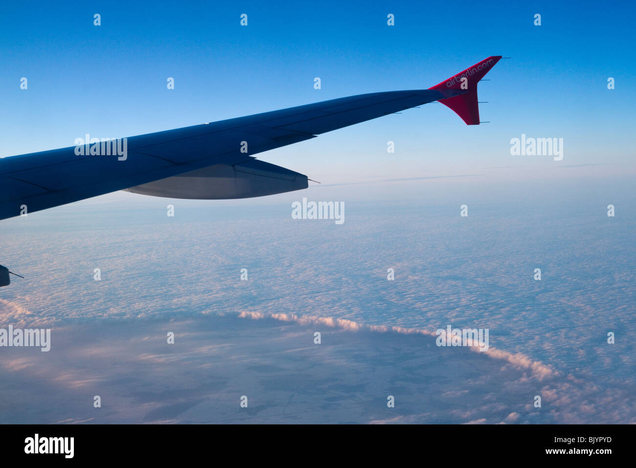 Vue depuis un avion sur le bord de la couche de nuages Banque D'Images