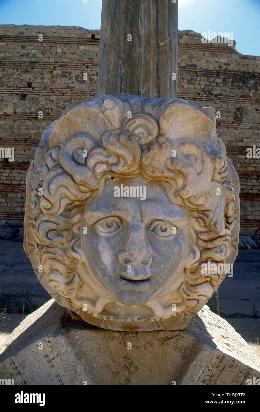 Tête de Méduse dans la Dynastie forum de l'ancienne ville romaine de Leptis Magna, Libye. Banque D'Images