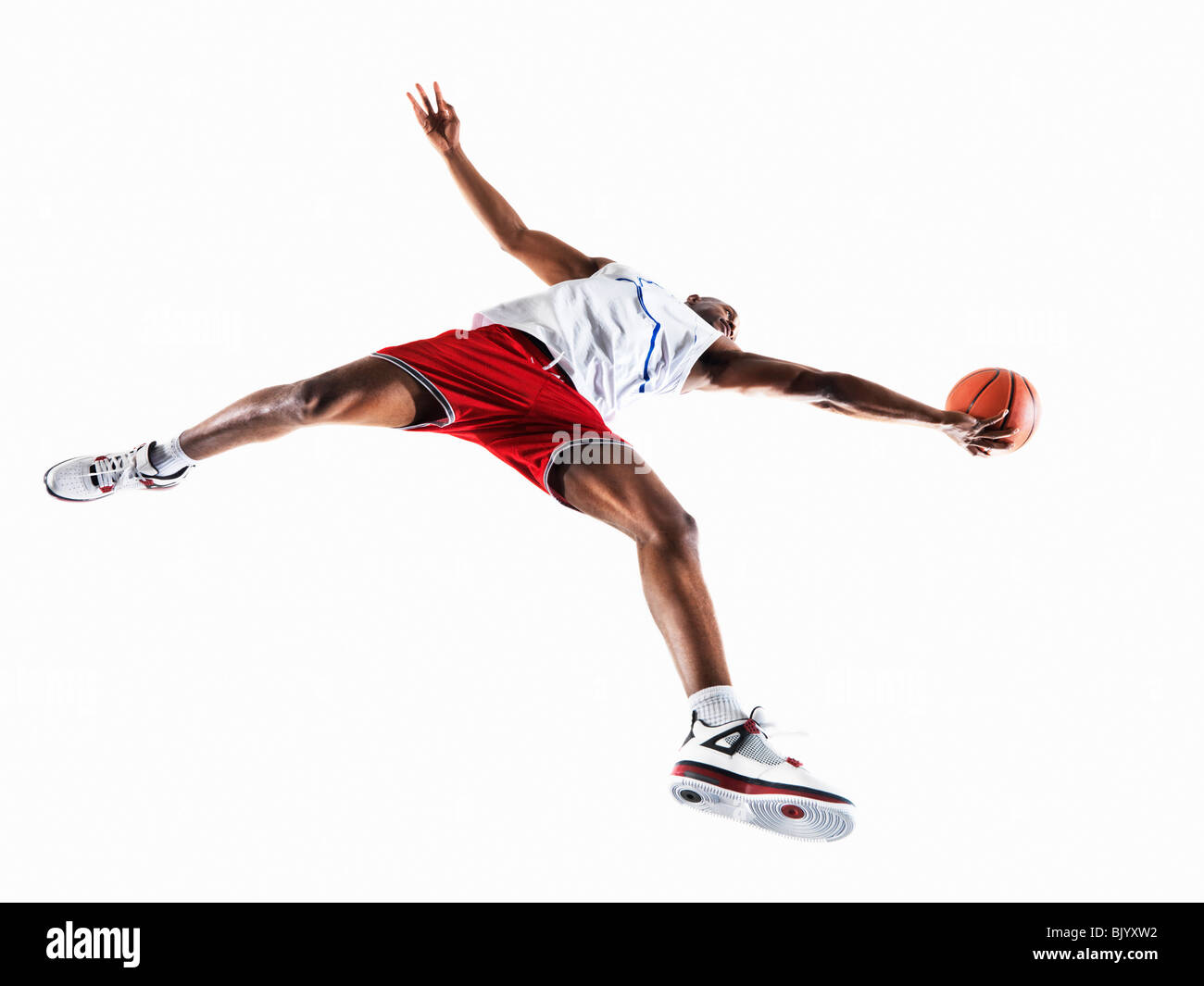 L'homme jouant au basket-ball Banque D'Images