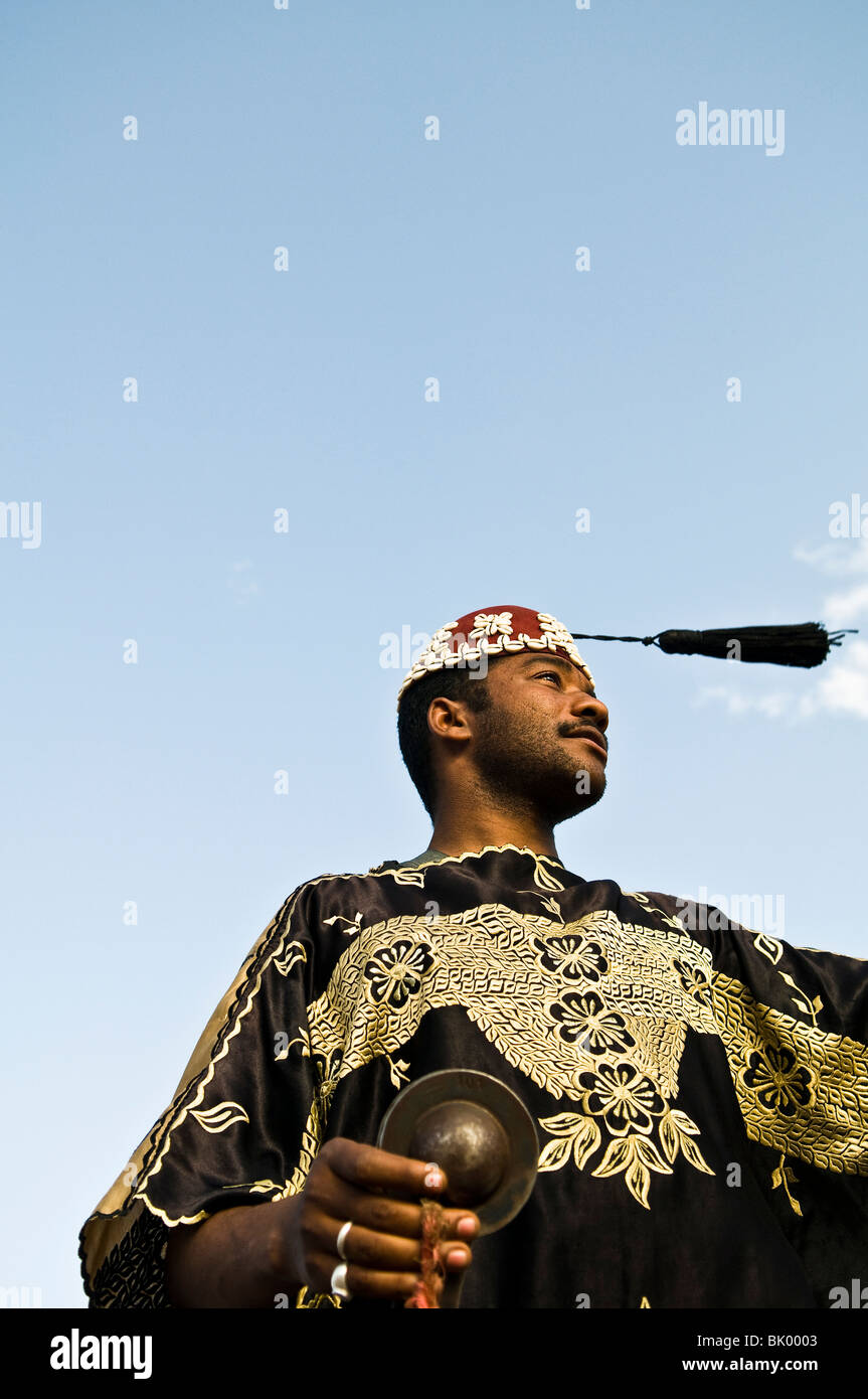 Un artiste-interprète de la région du Sahara à jouer de la musique dans le Djma El Fna à Marrakech, au Maroc. Banque D'Images