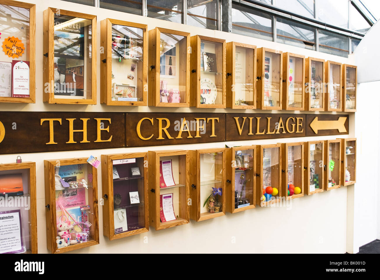 'Le Village' de l'artisanat et des échantillons d'entrée affiché Banque D'Images