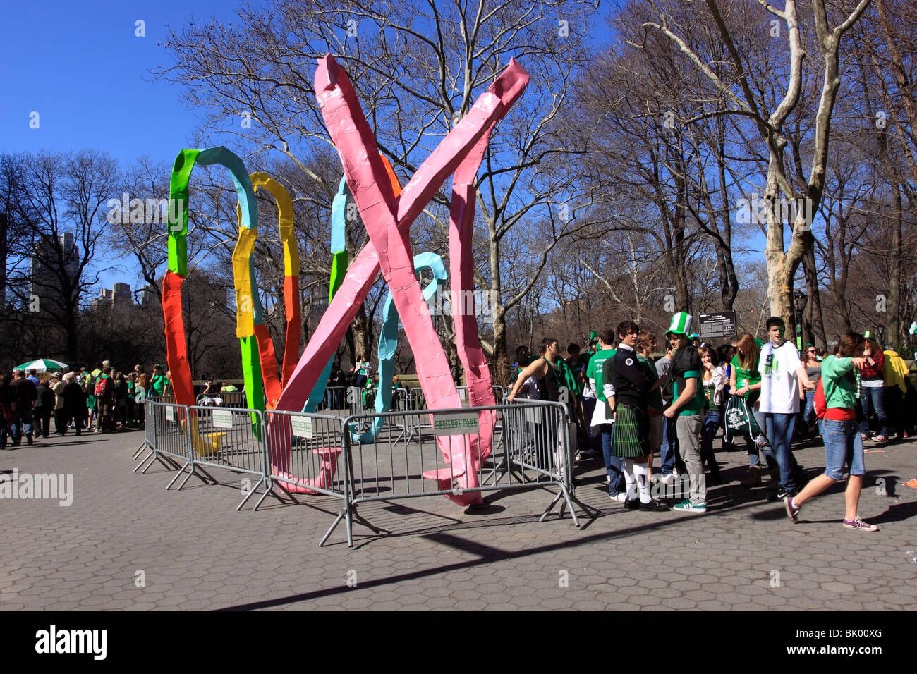 Artiste Franz West's sculpture 'l'Ego et de l'id' sur l'affichage à Central Park South et la 5e Avenue, New York City Banque D'Images