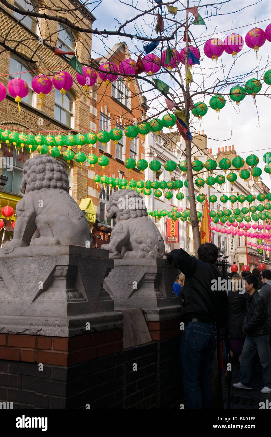 Pierre Lion stature dans China Town, le festival du Nouvel An chinois à Londres Angleterre Royaume-uni 2010 Banque D'Images