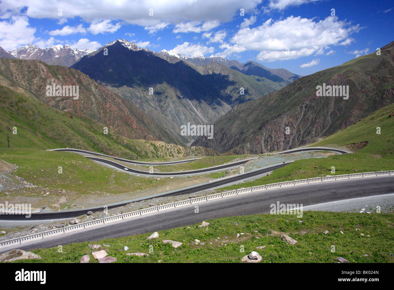 Une route entre Bichkek et Osh, juste au sud de la province de Jalal-Abad, Too-Ashuu en Tunnel, le Kirghizistan Banque D'Images