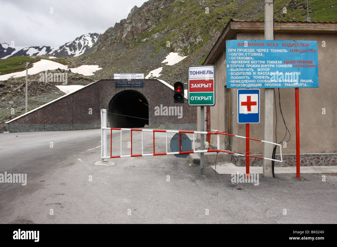 Too-Ashuu Tunnel. 3586 m au-dessus du niveau de la mer, le Kirghizistan Banque D'Images