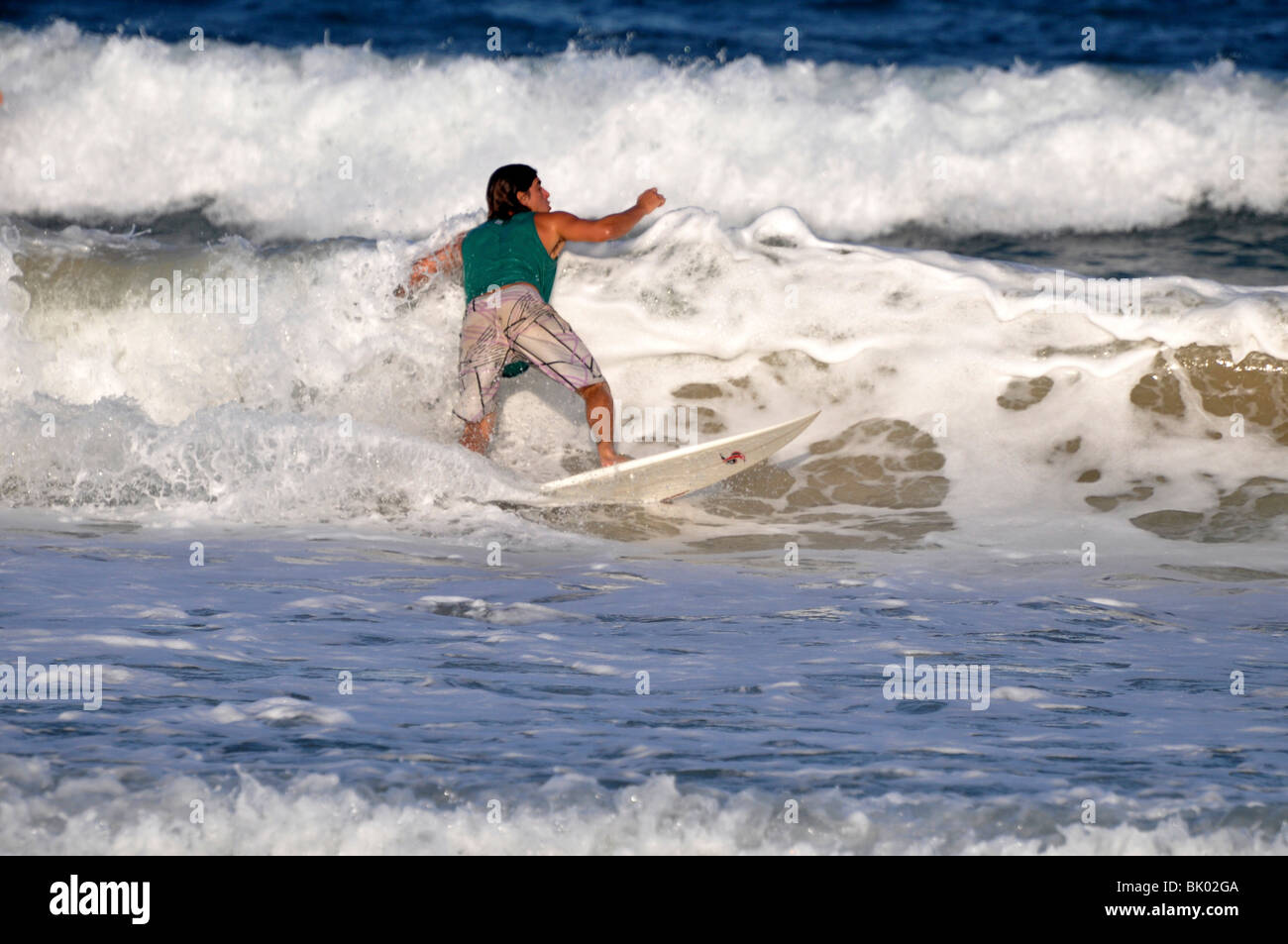 Le surf dans la mer Méditerranée Banque D'Images