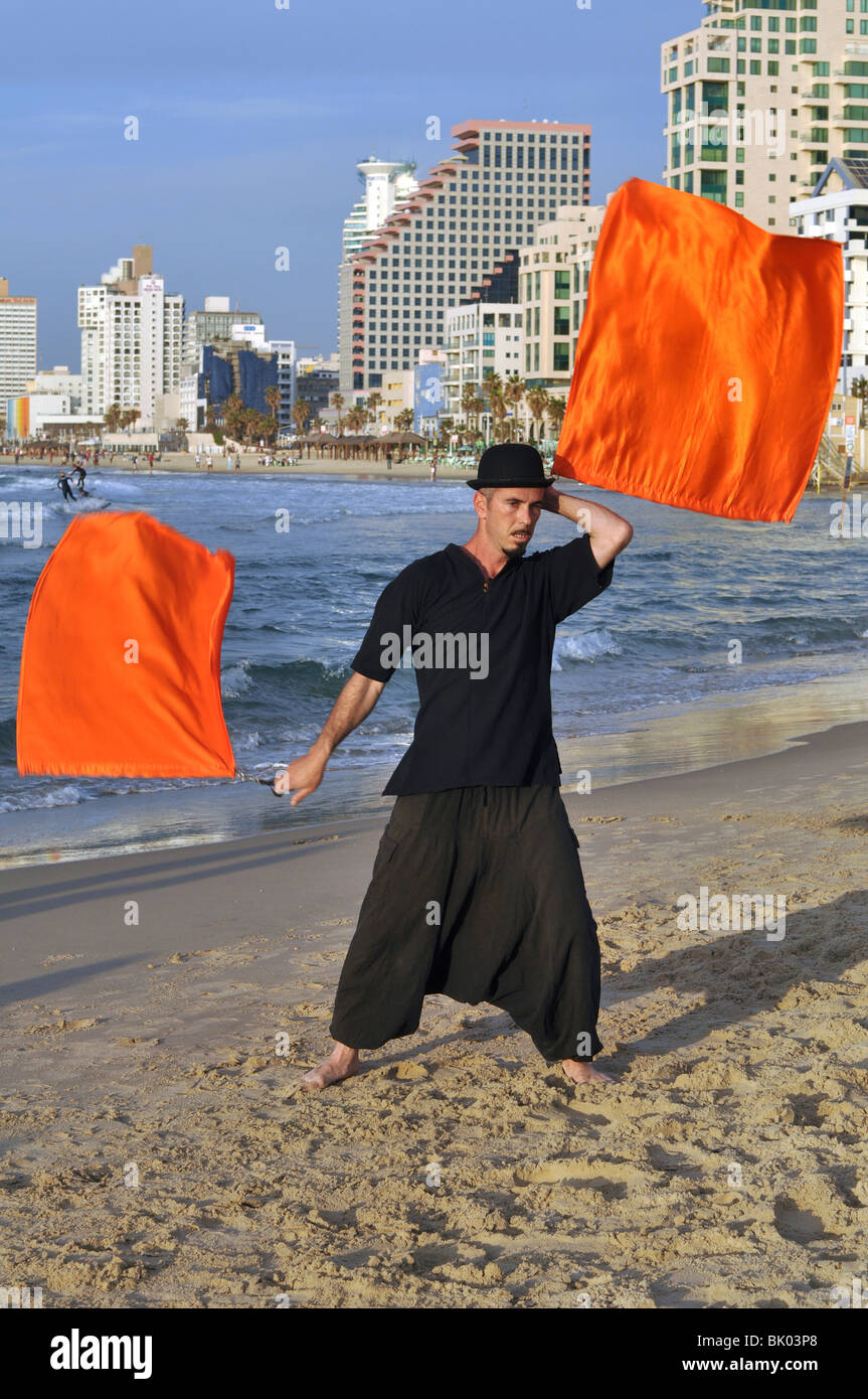 Israël, Tel Aviv, Beach Party beach tambour jongleur mâle Banque D'Images