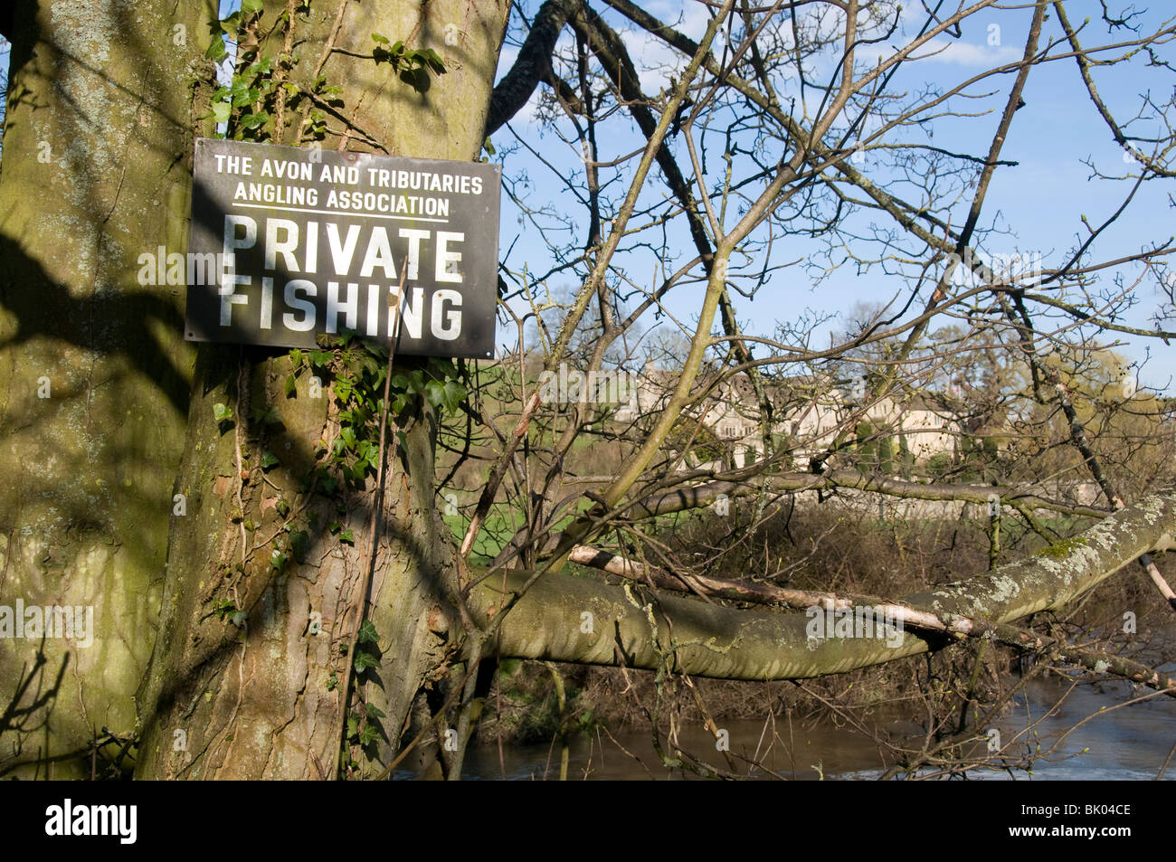 UK PÊCHE PRIVÉE SIGNE PAR RIVER FROME DANS LE WILTSHIRE Banque D'Images