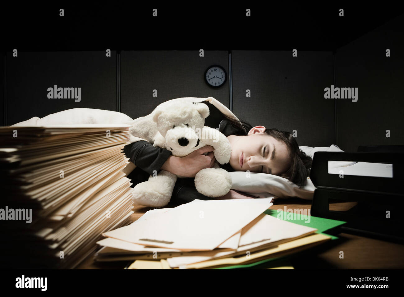 Femme dormir sur 24 avec ours Banque D'Images