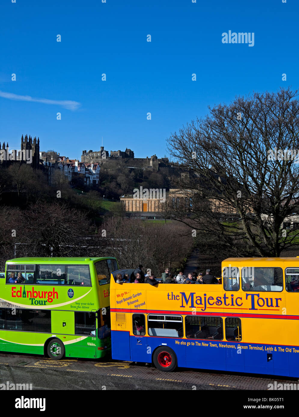 Les autocars de touristes en arrière-plan, le château d'Édimbourg, Écosse, Royaume-Uni, Europe Banque D'Images