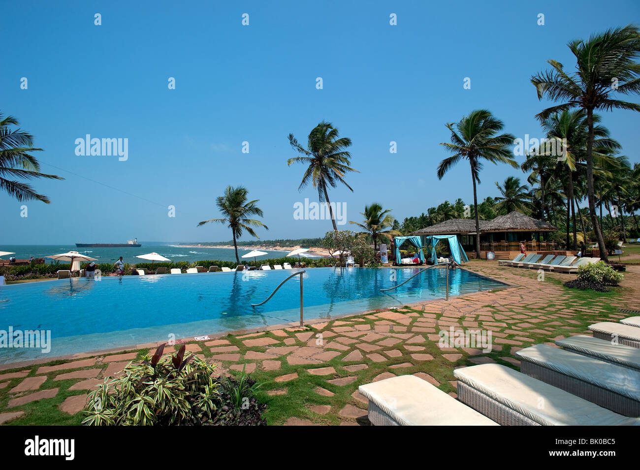 Piscine à Fort Aguada Beach Resort, plage de Sinquerim, Goa, Inde Banque D'Images