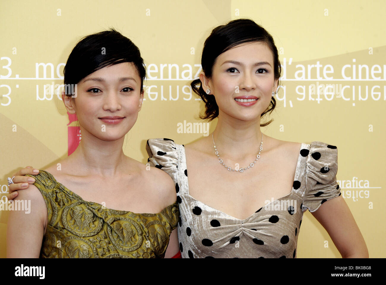 ZHOU XUN Zhang Ziyi & YEYAN PHOTOCALL 63E FESTIVAL DU FILM DE VENISE Venise ITALIE 03 Septembre 2006 Banque D'Images