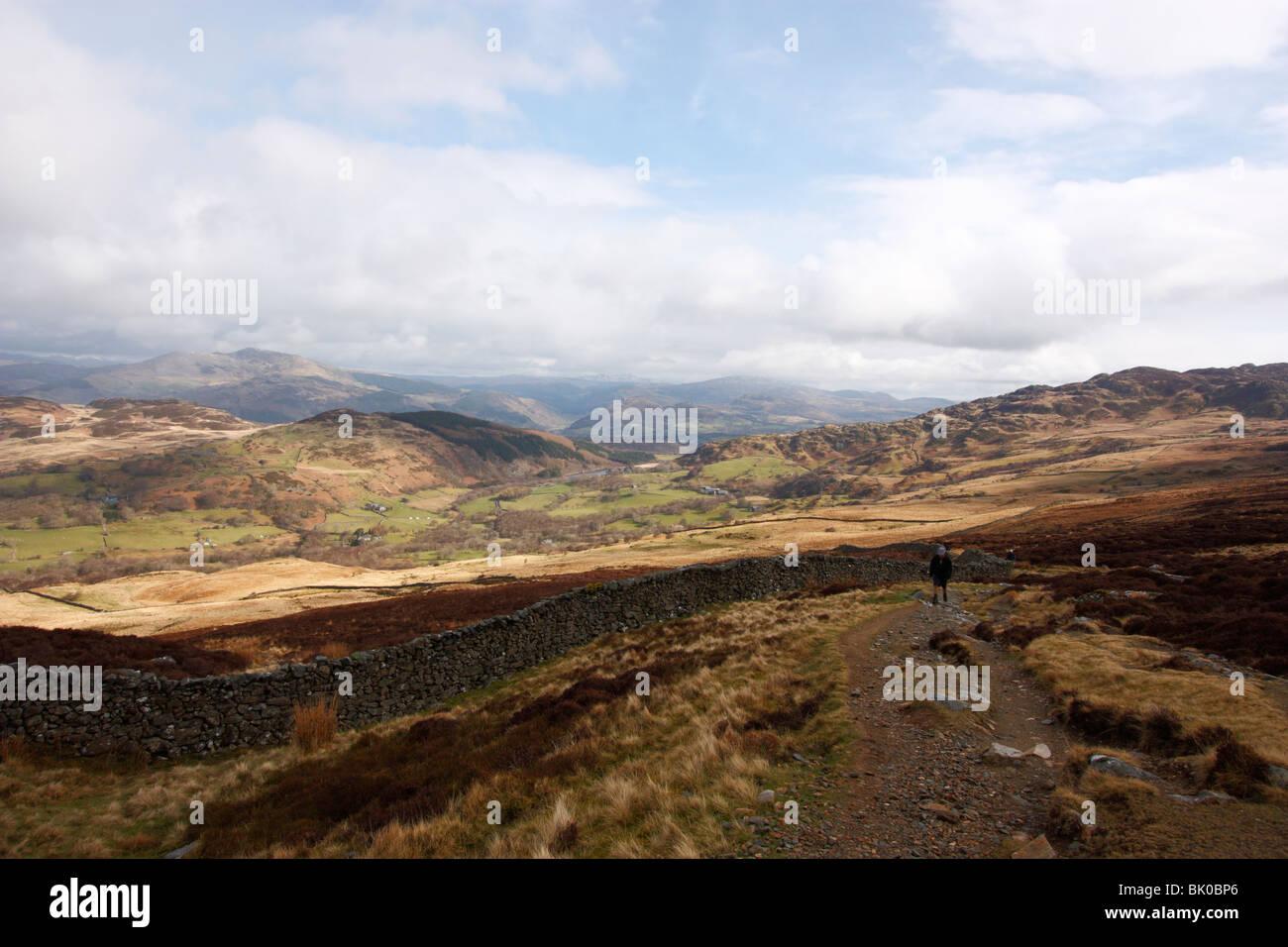 Une colline walker Cadair Idris d'escalade par le chemin de poney, avec vue sur l'Est, vers Dolgellau. Le Parc National de Snowdonia, le Nord du Pays de Galles Banque D'Images