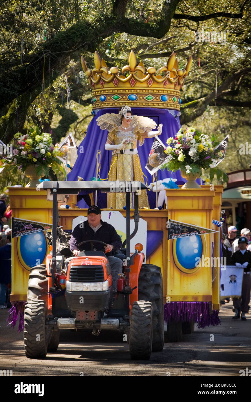 Reine, agitant Krewe of Iris, l'un des nombreux défilés de Mardi Gras, La Nouvelle-Orléans, Louisiane Banque D'Images