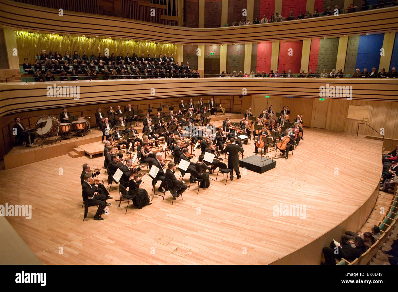 BUDAPEST - 9 mars : Les membres de l'Orchestre Philharmonique de Brno effectuer sur scène à MUPA Banque D'Images