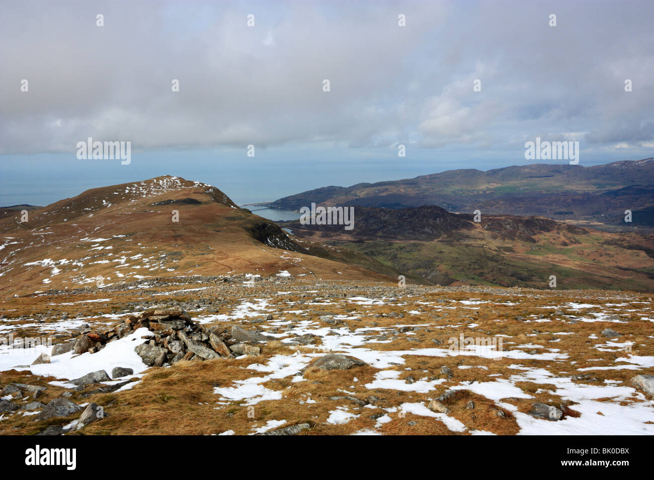 Sur les pentes du Cadair Idris sur Cyfrwy, à l'ouest au-delà du pic de Tyrrau Mawr à l'estuaire de Mawddach et La Baie de Cardigan Banque D'Images