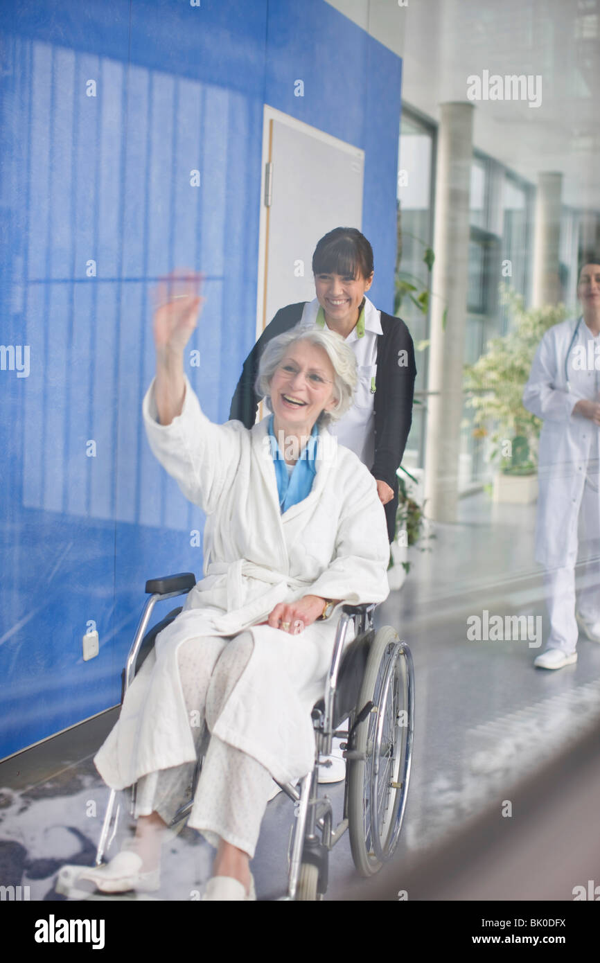Vieille Femme dans un fauteuil roulant et l'infirmière Banque D'Images