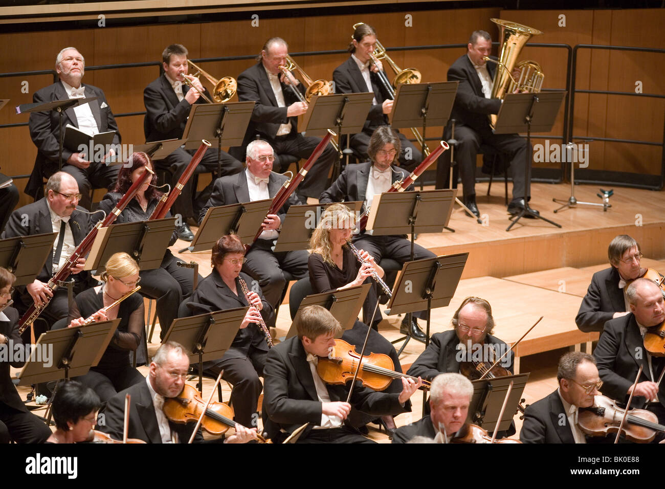 BUDAPEST - 9 mars : Les membres de l'Orchestre Philharmonique de Brno effectuer sur scène à MUPA Banque D'Images