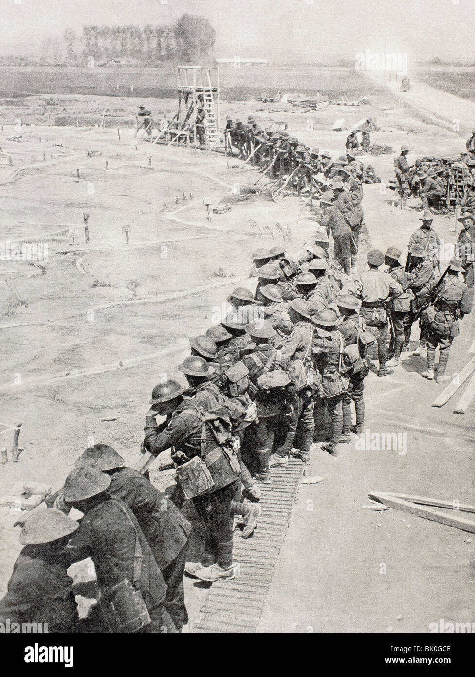 Les troupes australiennes l'étude modèle géant de terrain qu'ils vont se battre sur dans la troisième bataille d'Ypres ou Bataille de Passchendaele. Banque D'Images