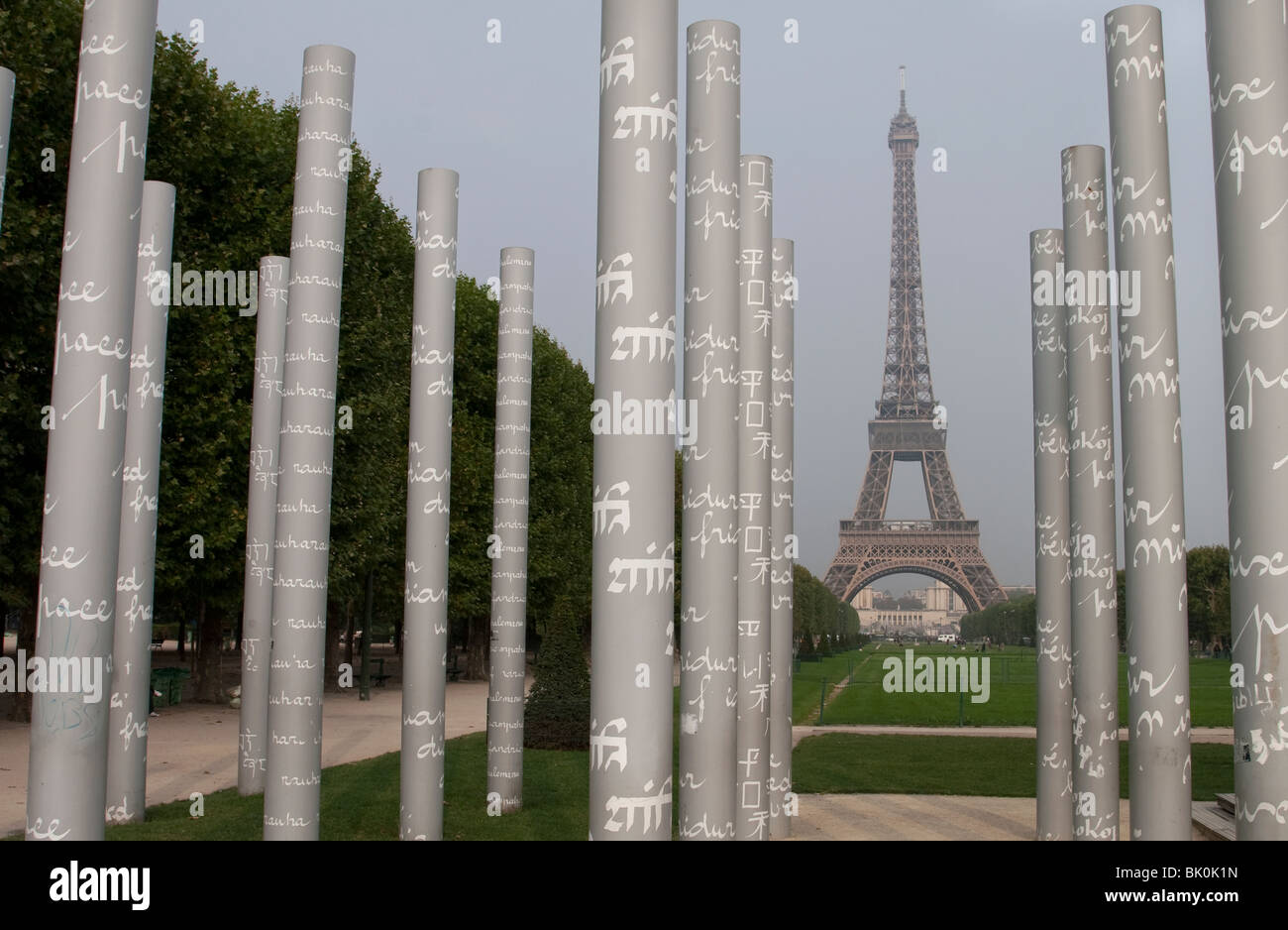 La Tour Eiffel vue du mur pour la paix sculpture dans le parc du Champs de Mars, Paris Banque D'Images