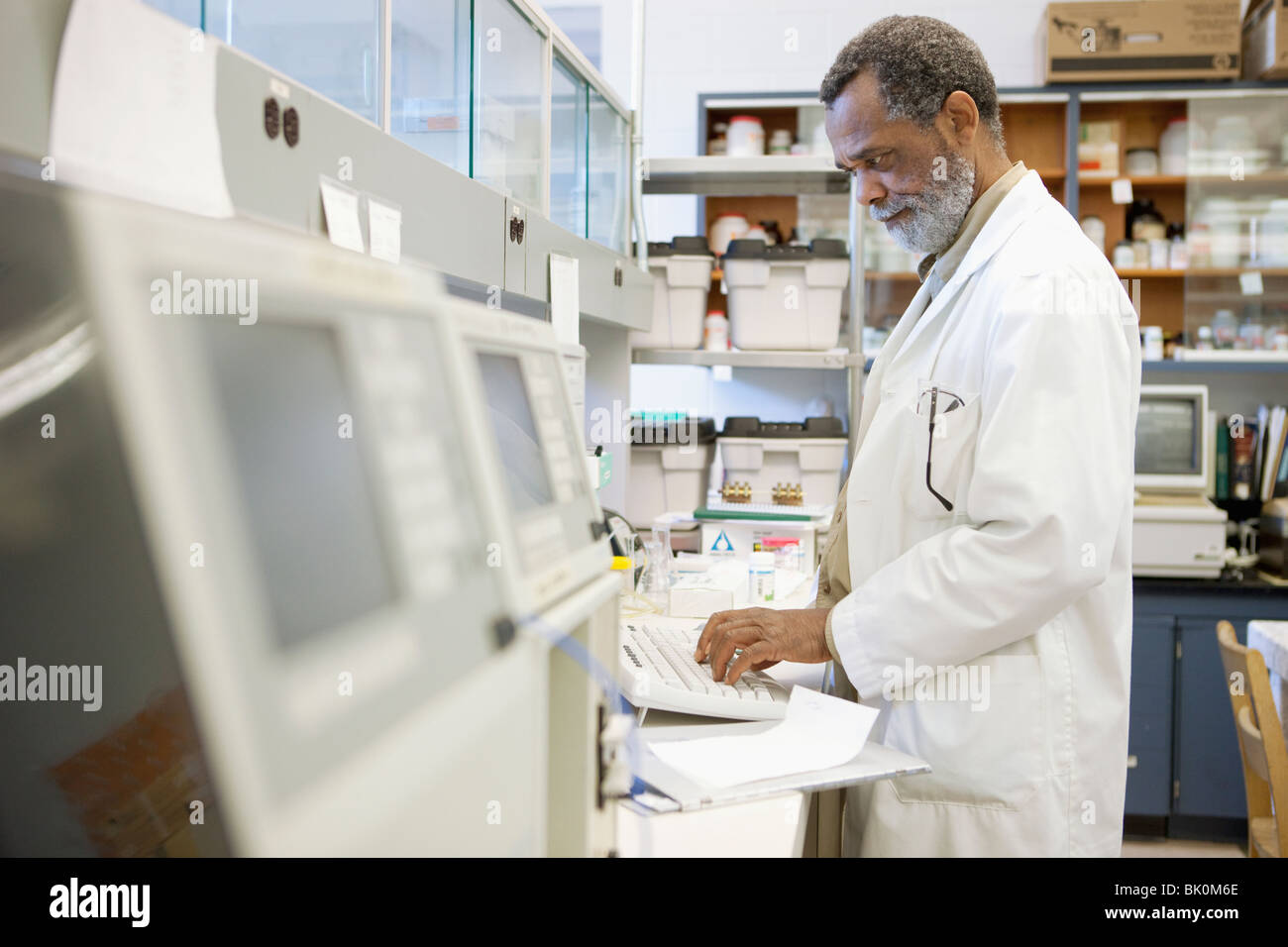 African American Scientist working in laboratory Banque D'Images