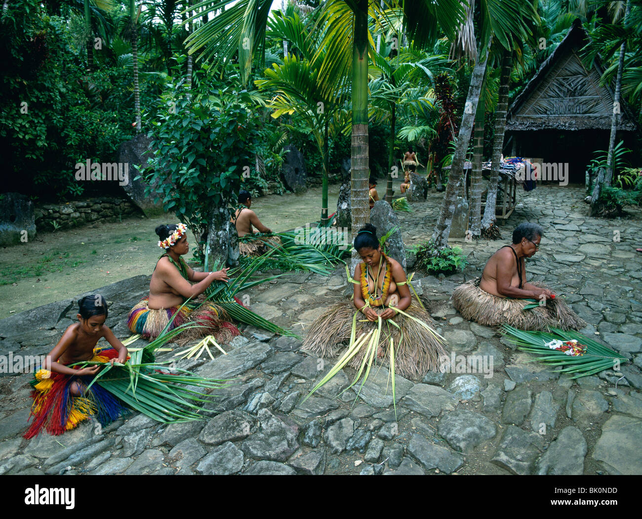 Les femmes et les filles la préparation de feuilles de palmier d'Arec pour jupes, Yap, Micronésie Banque D'Images