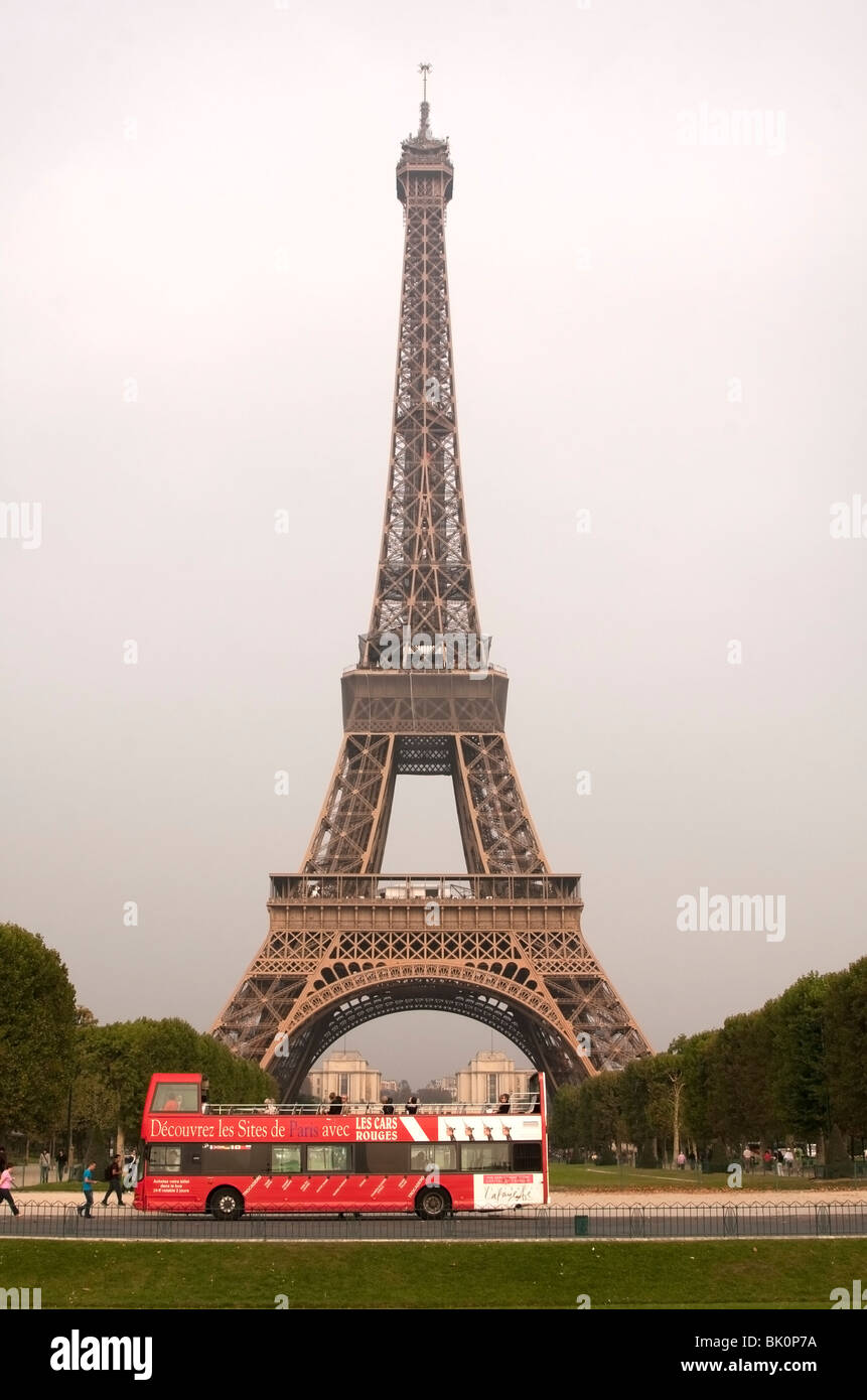 La Tour Eiffel avec un top tour bus en face d'elle, Paris Banque D'Images