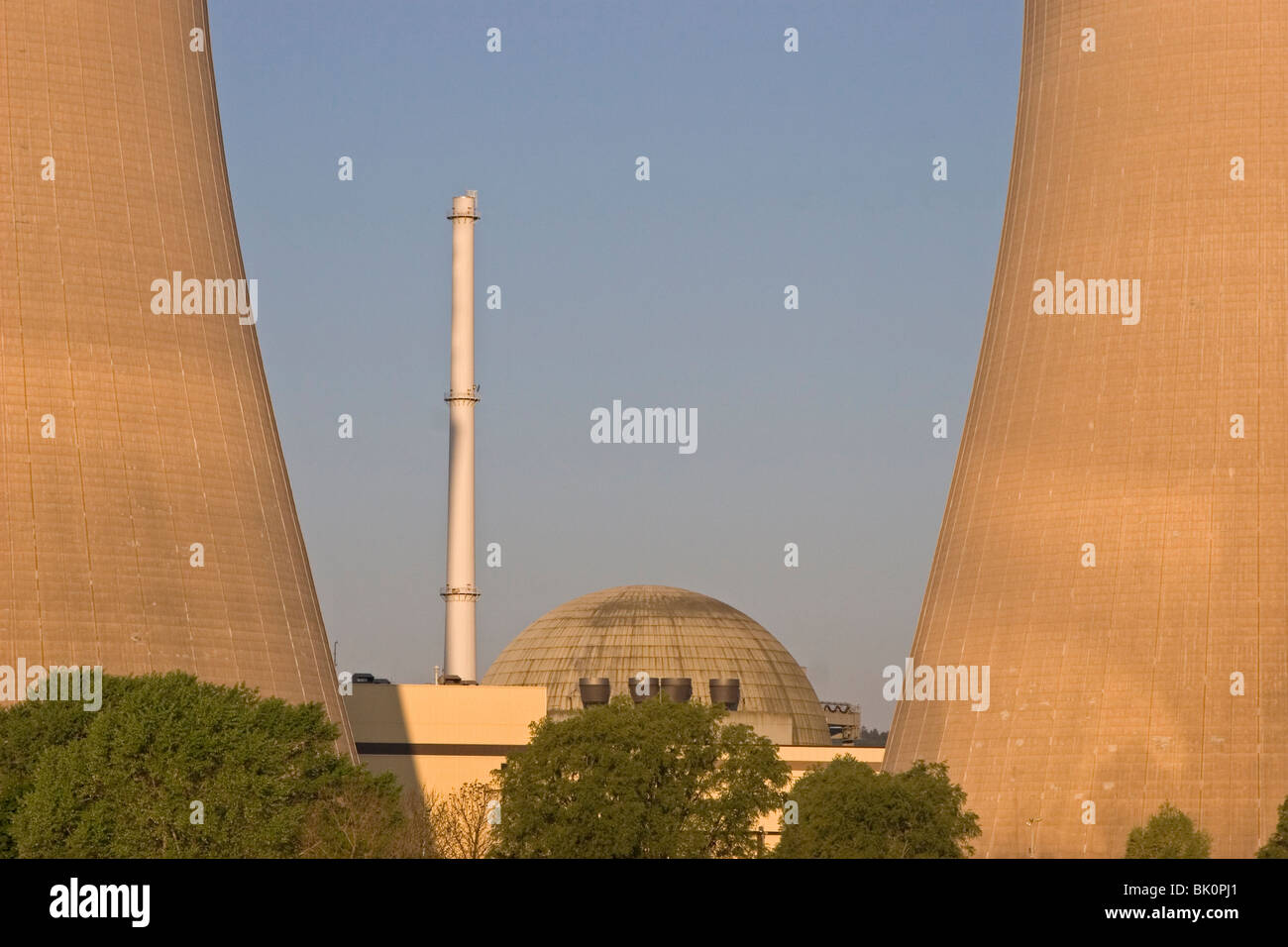 Nuclear power plant avec ciel bleu Banque D'Images