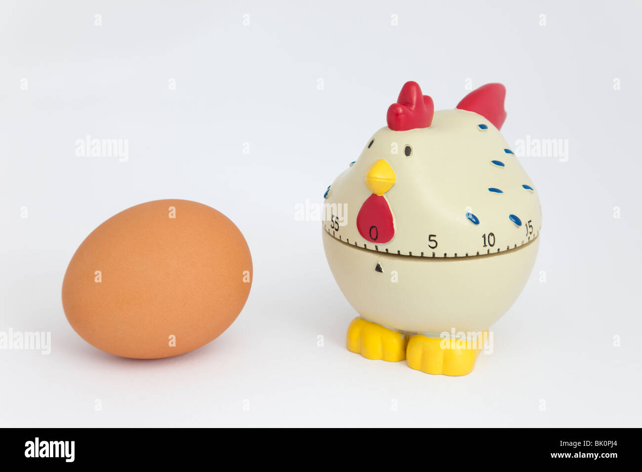 Minuteur oeuf de poule sur un fond blanc Banque D'Images