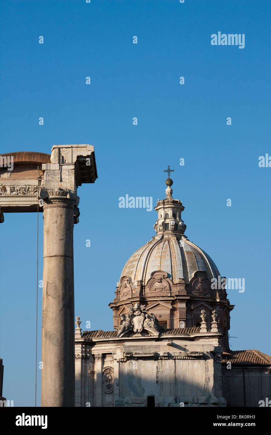 Temple de Saturne et de l'église Santi Luca e Martina, Forum Romain, Rome, Italie Banque D'Images