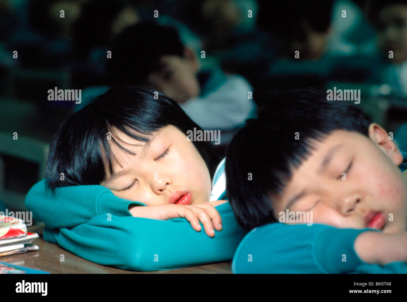 Les enfants de l'école primaire de dormir, la Chine. Banque D'Images