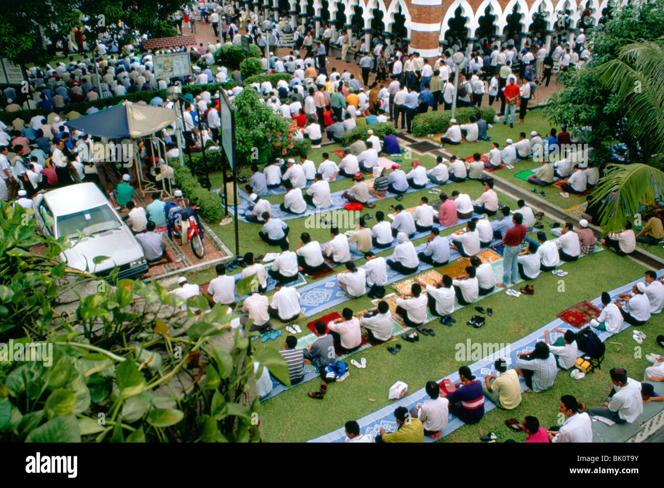 Les musulmans à la prière du vendredi, la Malaisie. Banque D'Images