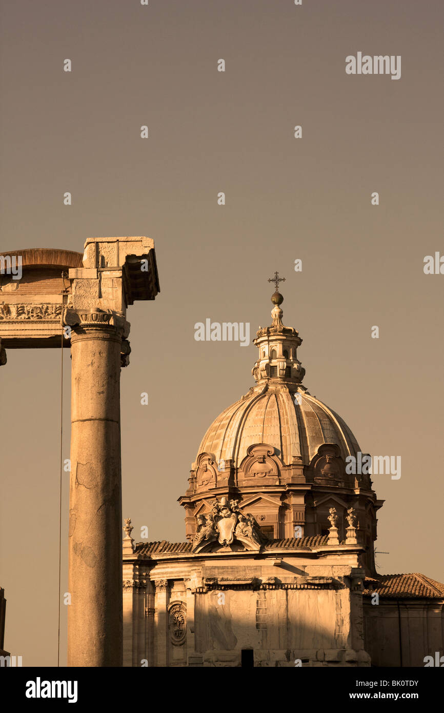 Temple de Saturne et de l'église Santi Luca e Martina, Forum Romain, Rome, Italie Banque D'Images