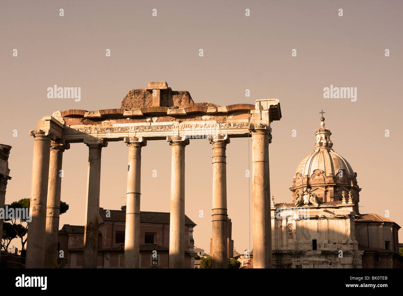 Temple de Saturne et de l'église Santi Luca e Martina, Forum Romain, Rome, Italie Banque D'Images