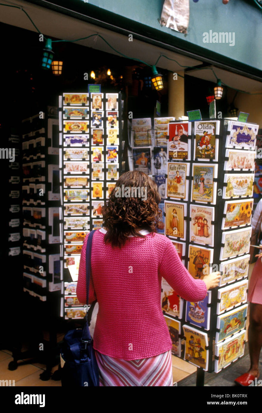 Femme Francaise Jeune Femme Touristiques L Achat De Cartes Postales Carte Postale Rack Place Du Tertre Montmartre Paris Ile De France France Europe Photo Stock Alamy