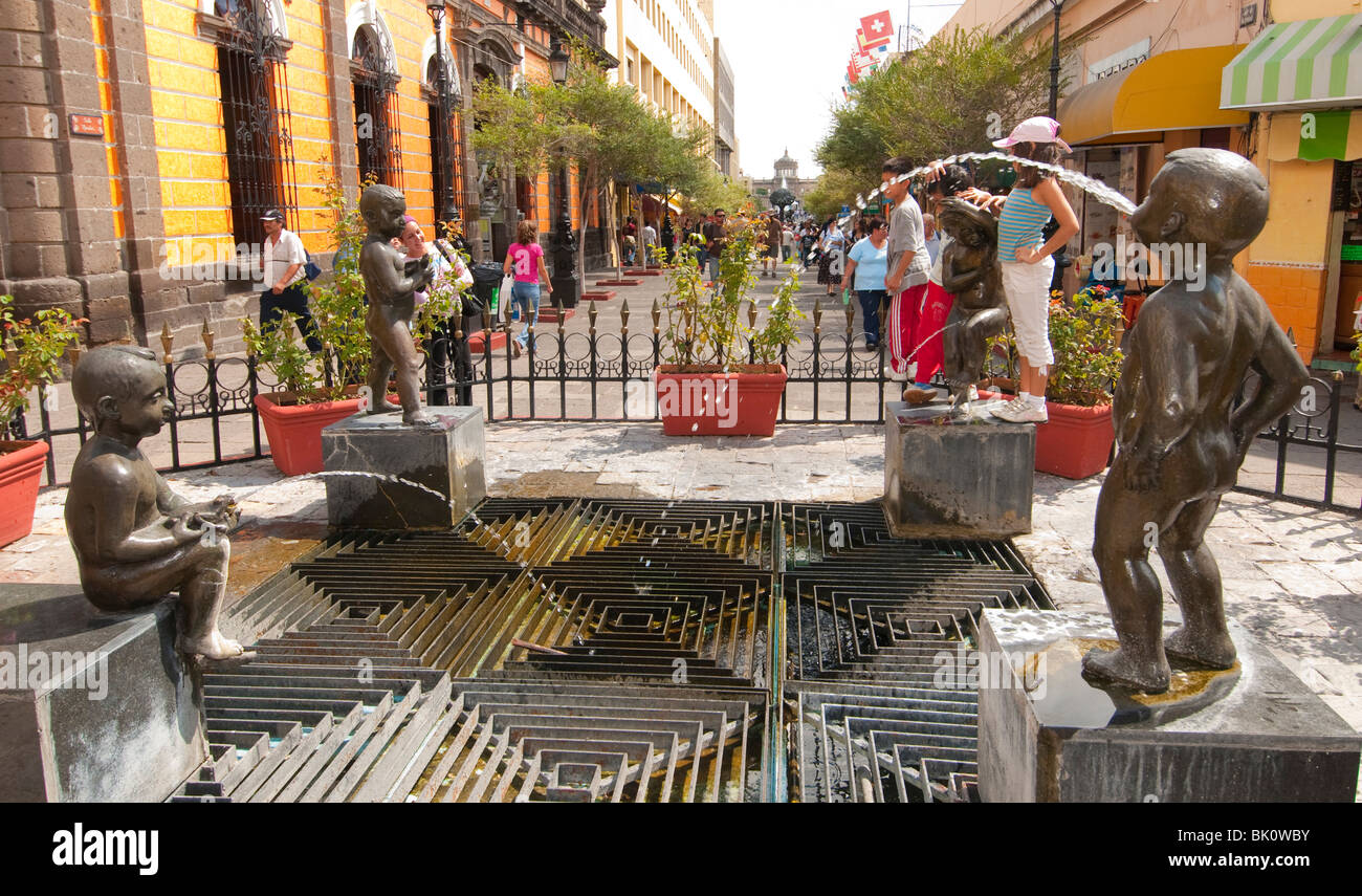 Guadalajara, Mexique, vieille ville historique, les enfants's fountain sur Devils Corner, Place de la libération/Rue Morelos Plaza, Jalisco Banque D'Images