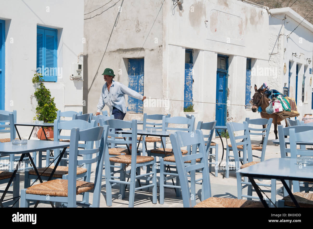 Transport de l'âne à travers la Chora Town Square sur l'île de Serifos, Grèce Banque D'Images