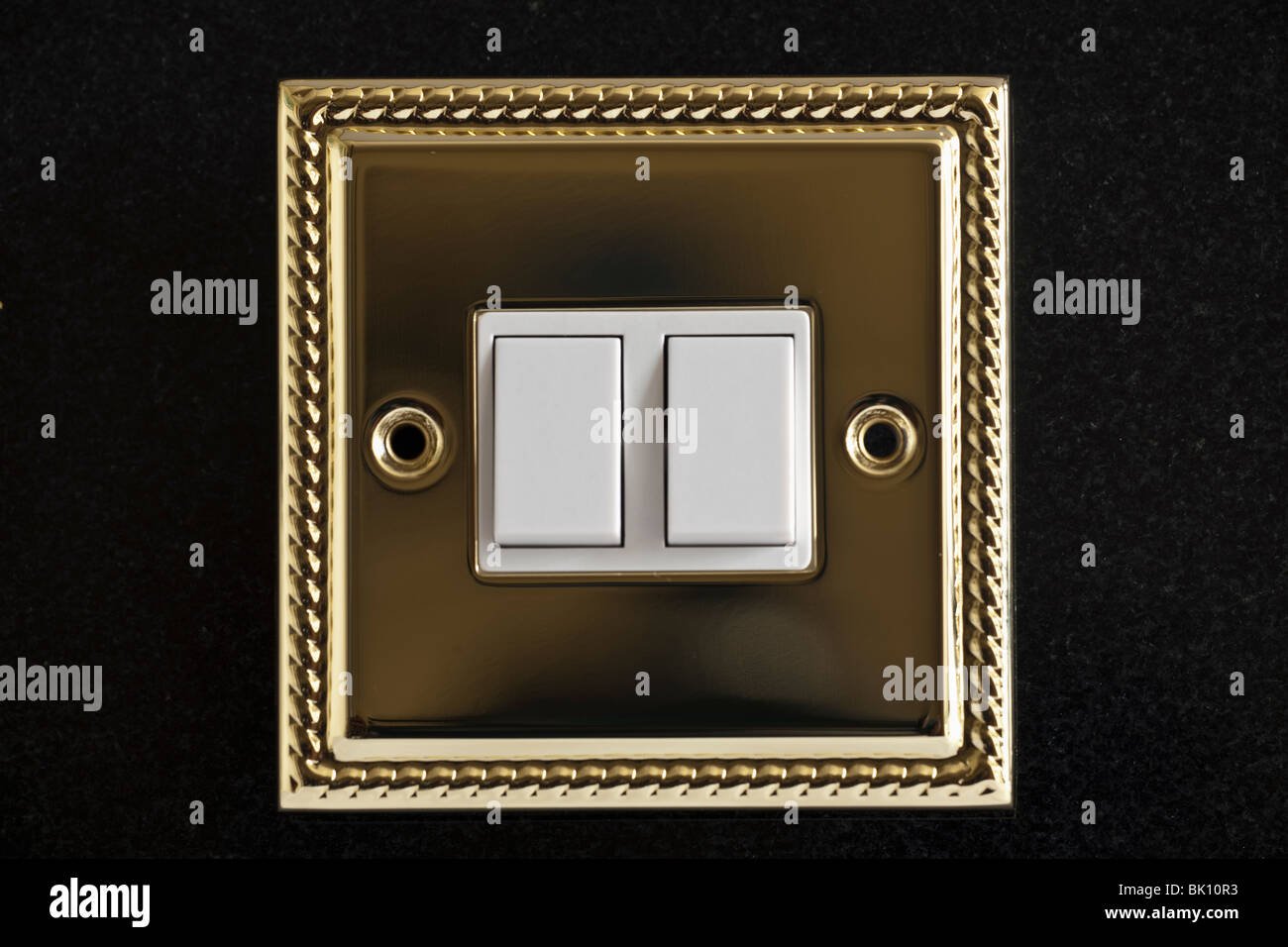 Plaqué or double interrupteur d'éclairage électrique Banque D'Images