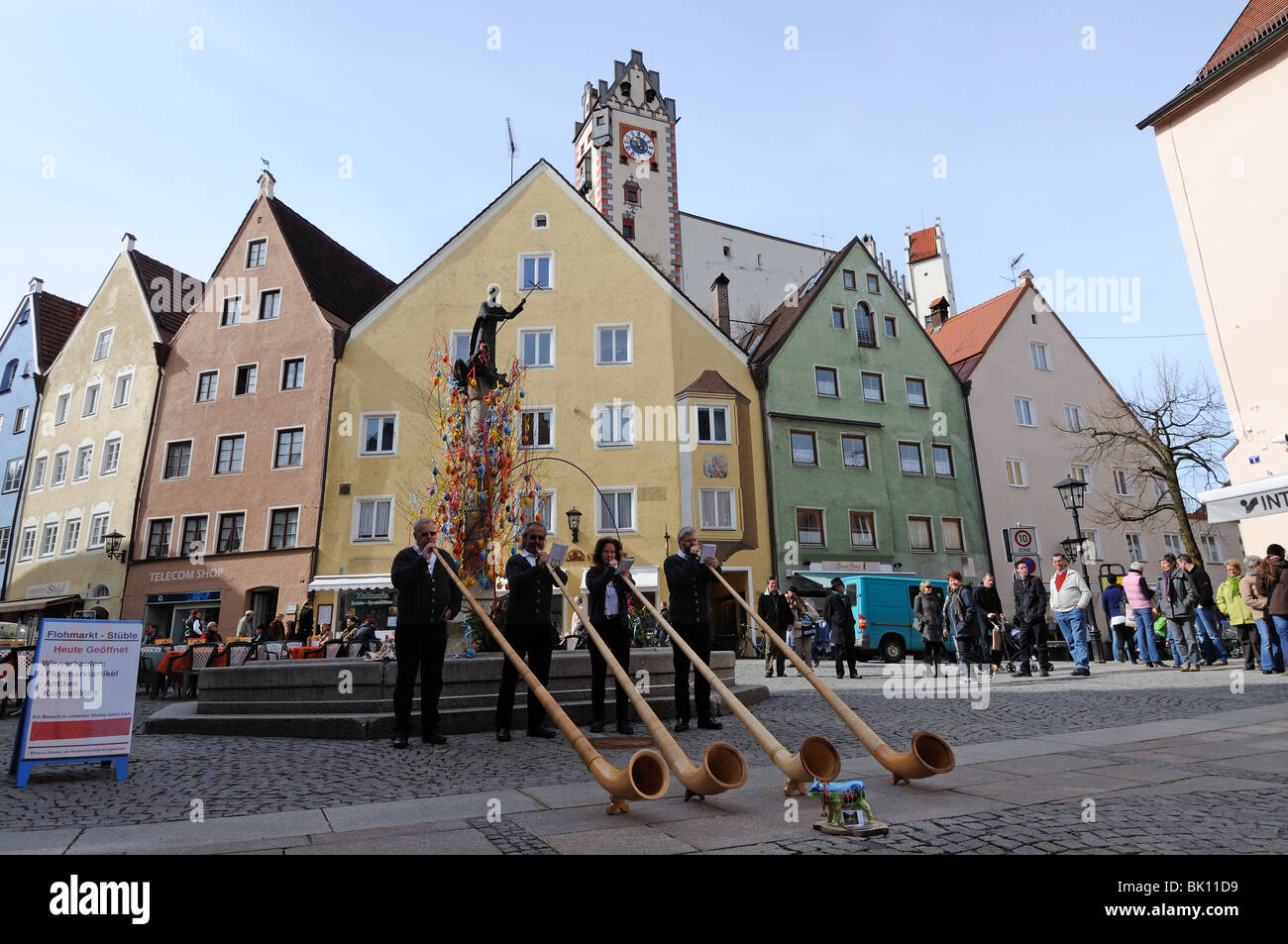 Les joueurs de cor des alpes à la place de marché dans Füssen, Allemagne Bavière Banque D'Images