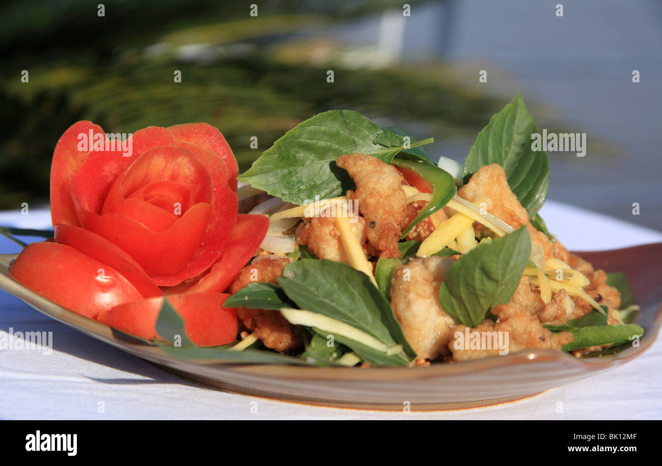 Salade de mangue verte de style asiatique avec du poisson frit Banque D'Images