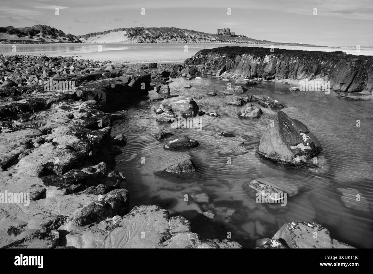 Château de Bamburgh sur la côte de la mer du nord du Northumberland, Angleterre du Nord-Est Banque D'Images